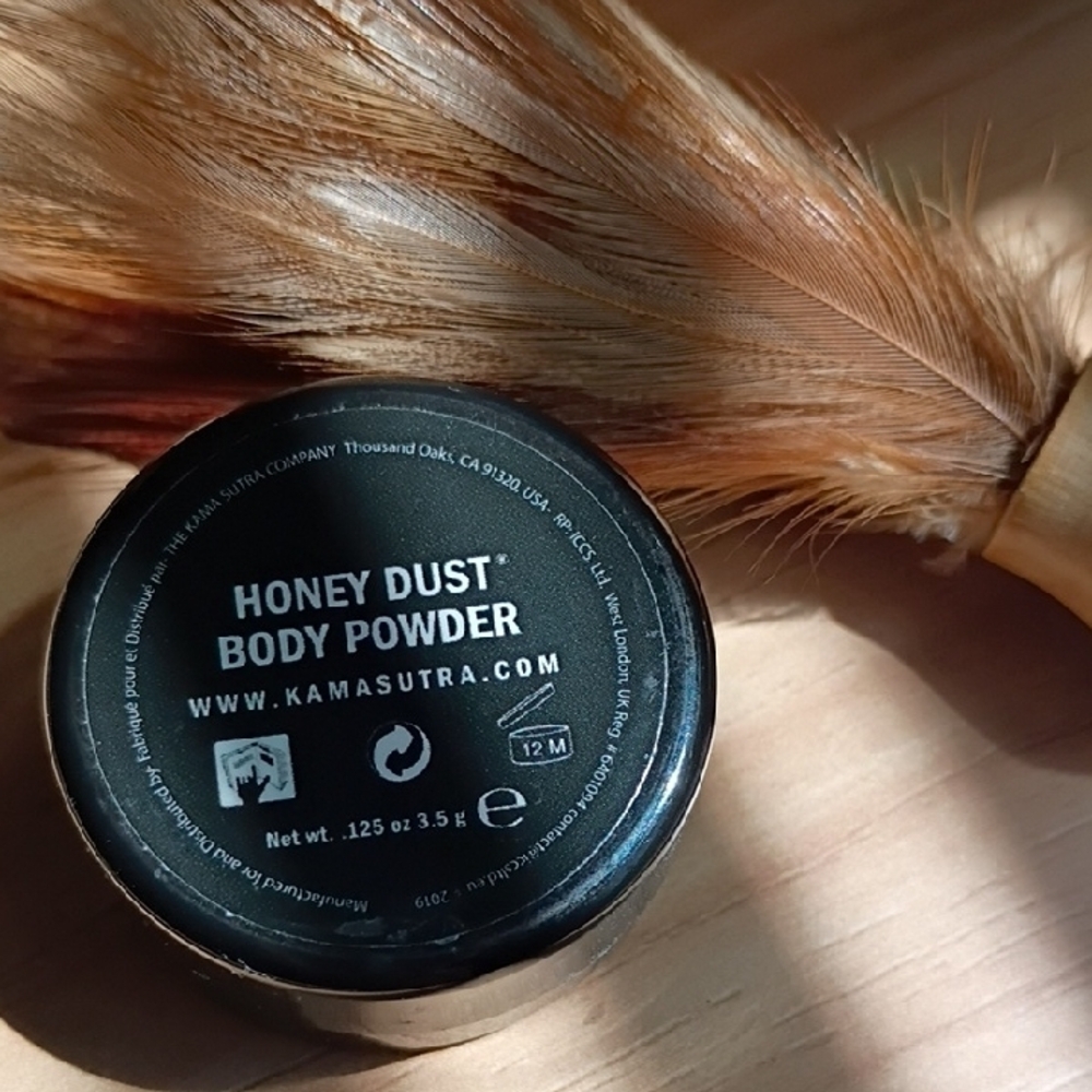Honey Dust Vanilla Body Powder with Feathered Applicator - Picture 5 of 6